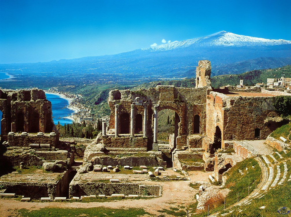 Řecké divadlo v Taormině s výhledem na sopku Etna
