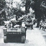 Britský tank postupuje na město Surabaya