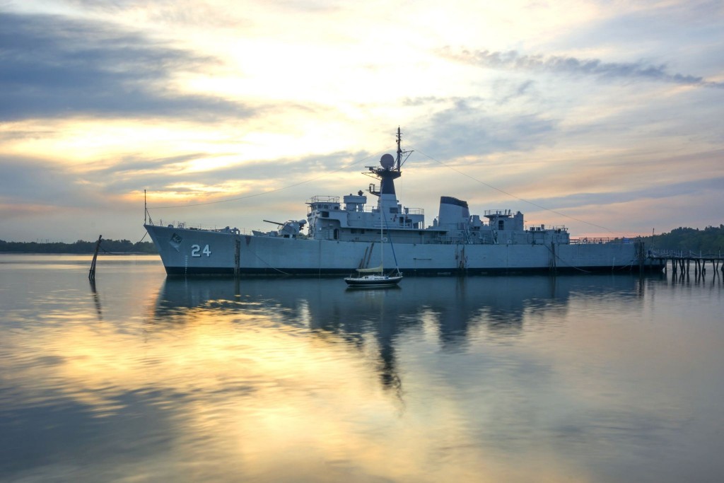 Americká vojenská loď v přístavu města Lumutu