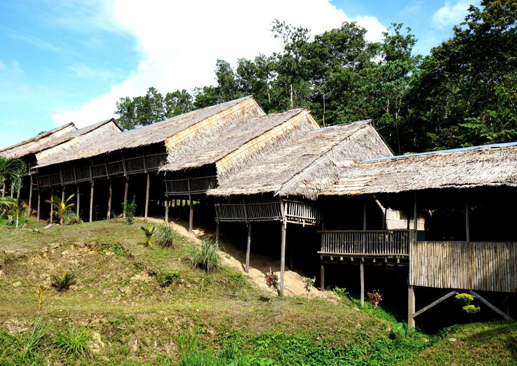 Tradiční dlouhý dům na Borneu