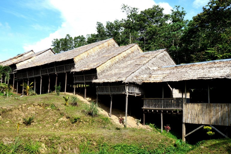 Tradiční dlouhý dům na Borneu
