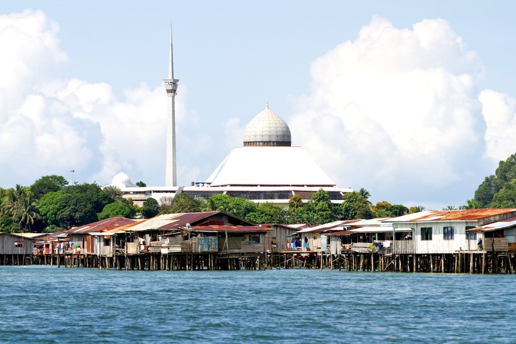Tradiční domky na kůlech a mešita ve městě Sandakan