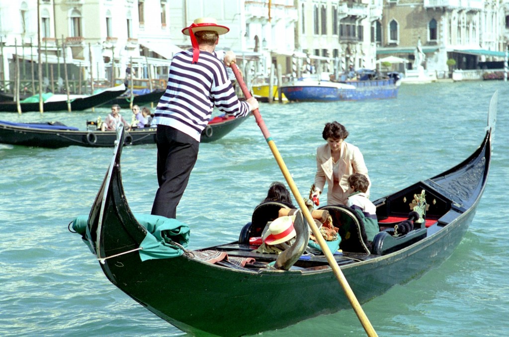 Na gondole s gondoliérem po benátském kanále = idylka