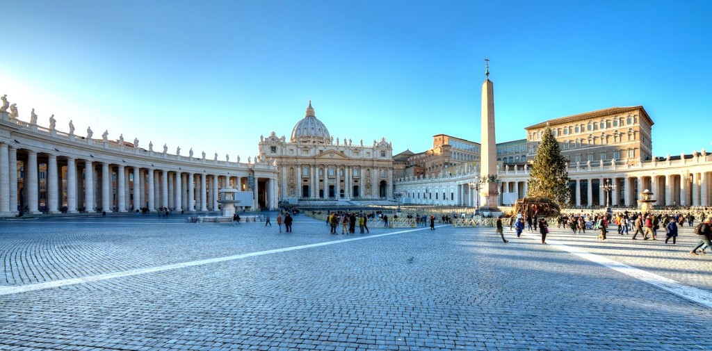 Panorama svatopetrského náměstí s bazilikou svatého Petra