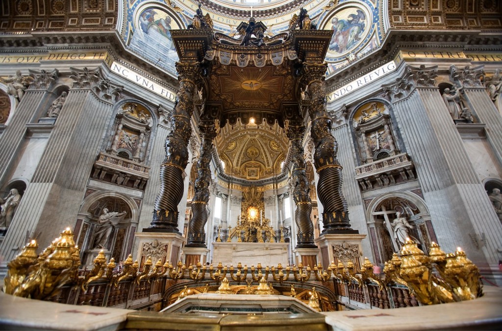 Papežský oltář s baldachýnem v bazilice sv. Petra