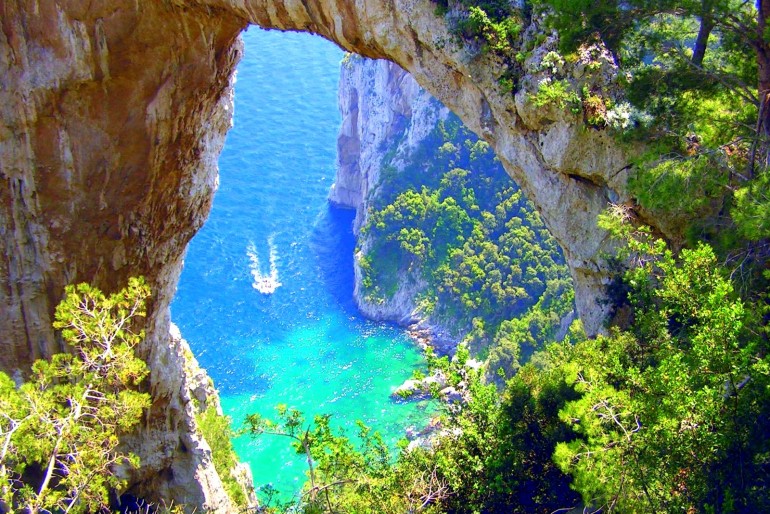 Skalnaté pobřeží Capri