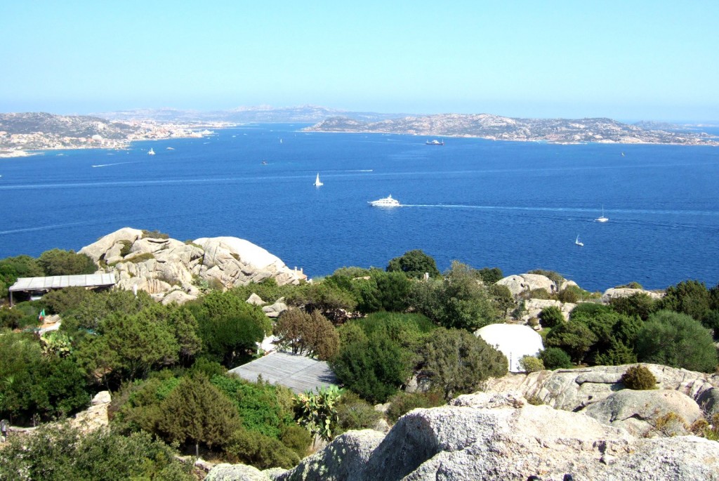 Výhled na ostrovy Maddalena a Caprera z Porto Rafael