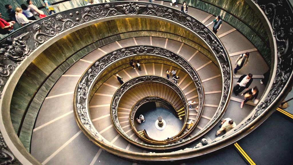 Známé spirálové schodiště ve vatikánském muzeu