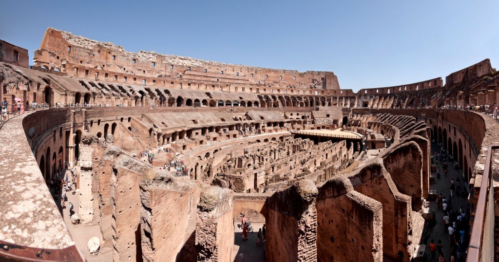 Dnešní interiér Kolosea s odkrytým podzemními chodbami
