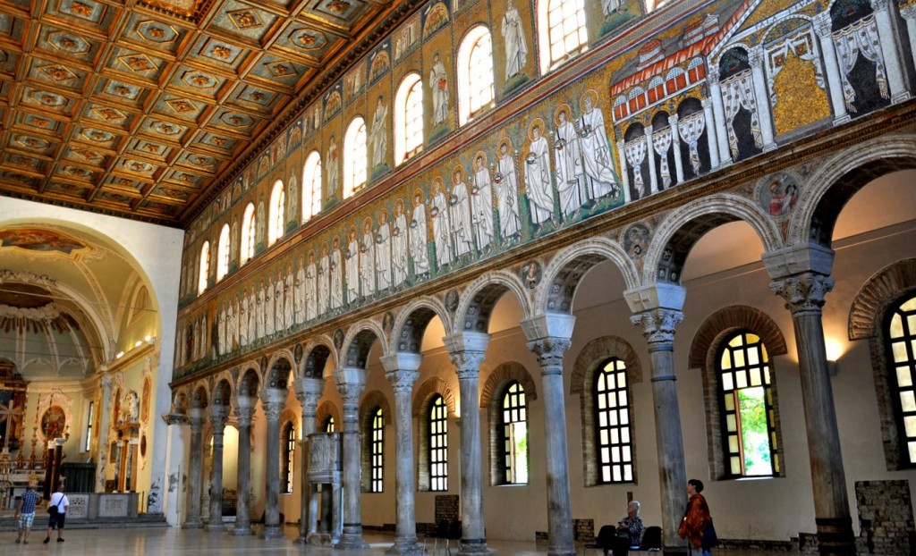 Interiér baziliky Sant´Apollinare Nuovo v Ravenně