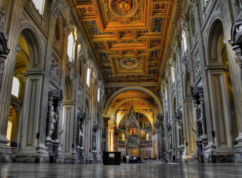 Interiér baziliky sv. Jana Lateránského (Basilica San Giovanni in Laterano)