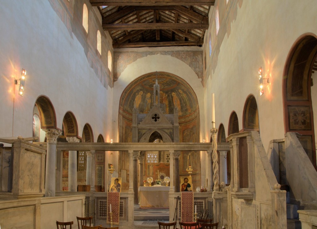 Interiér kostela Santa Maria de Cosmedin