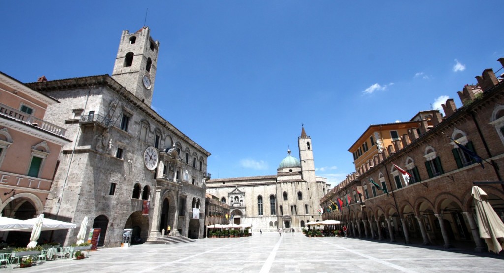 Piazza del Popolo v Ascoli Piceno