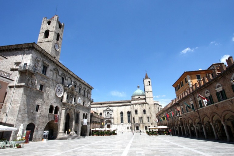 Piazza del Popolo v Ascoli Piceno