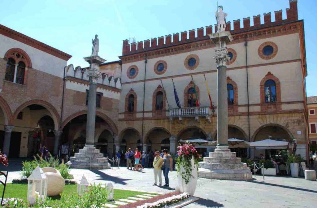 Piazza del Popolo ve městě Ravenna