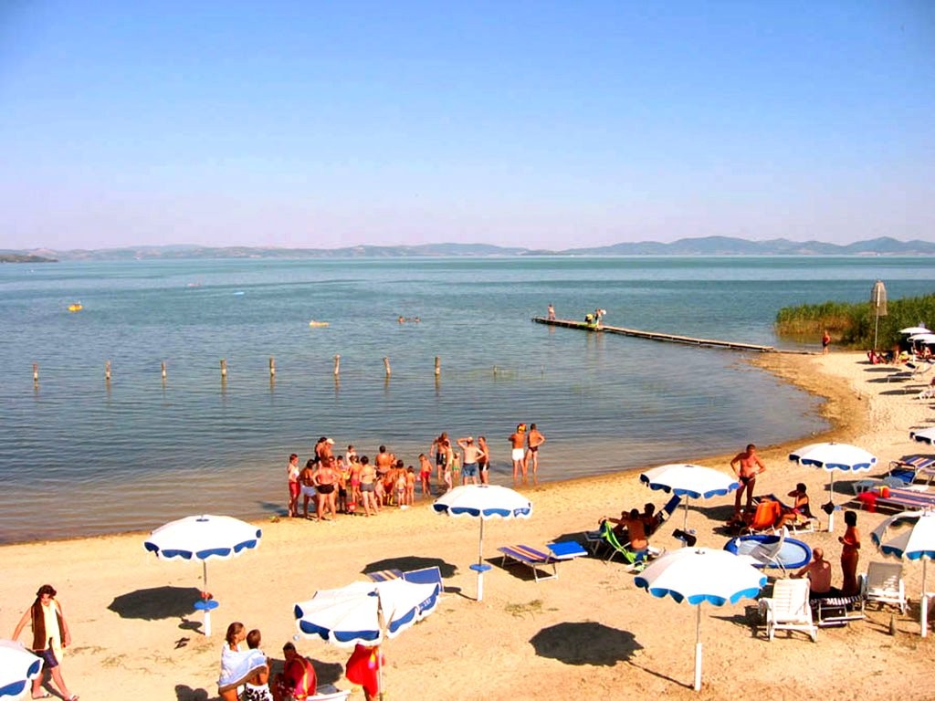 Pláž u jezera Trasimeno