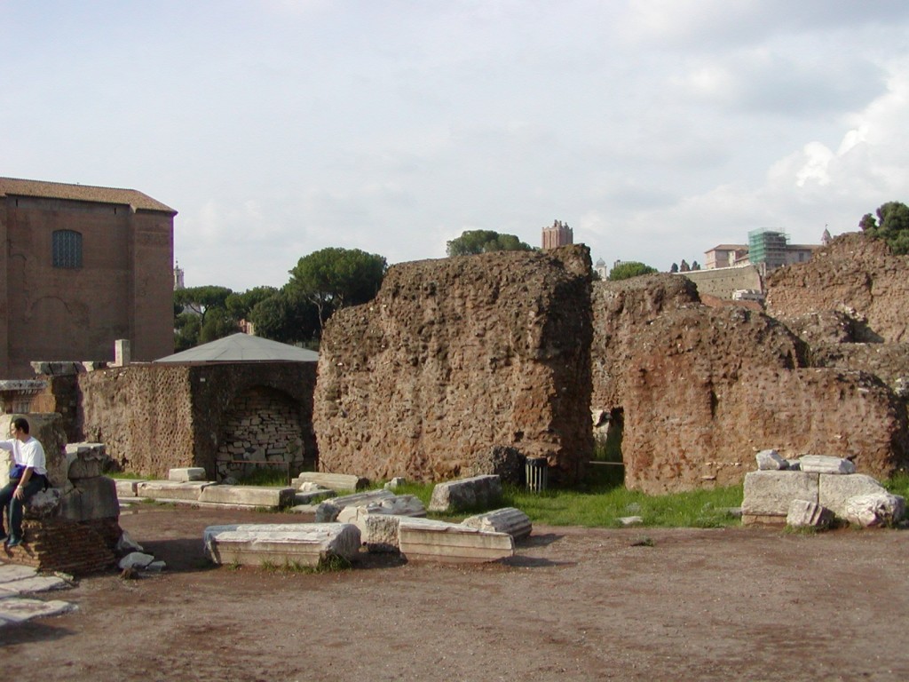 Pozůstatky chrámu Julia Caesara