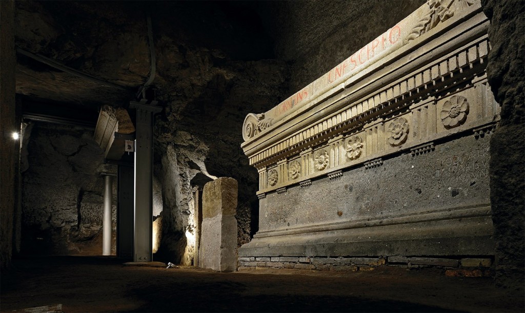 Uvnitř hrobky Scipiových (Sepulcrum Scipionum)