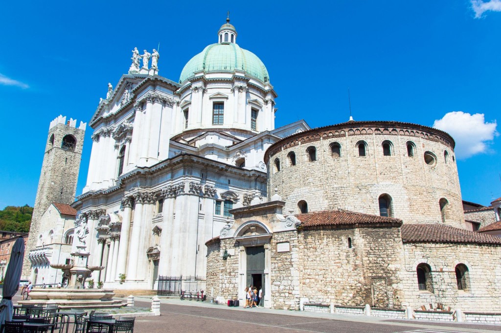 Duomo di Brescia - stará část vpravo a nová vlevo