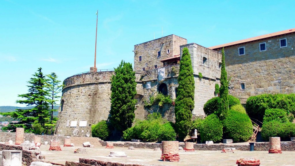 Hrad San Giusto s románským fórem v popředí