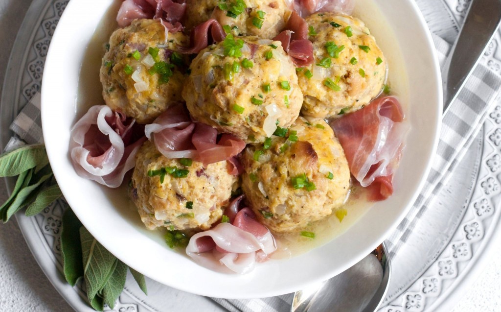 Kuchyně oblasti Trentino-Alto Adige je hutná a často tučná - zde tradiční knedlíky se špekem (sušenou slaninou)