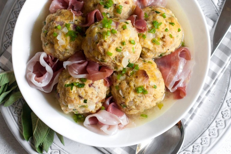 Kuchyně oblasti Trentino-Alto Adige je hutná a často tučná - zde tradiční knedlíky se špekem (sušenou slaninou)