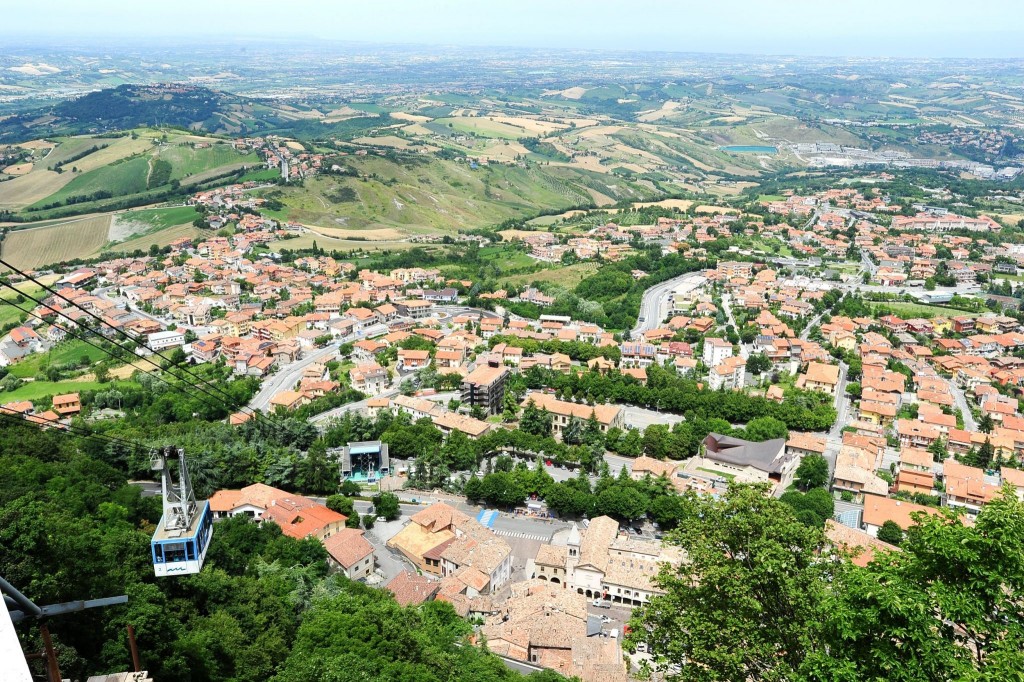 Výhled na Borgo Maggiore z vrcholu dráhy lanovky