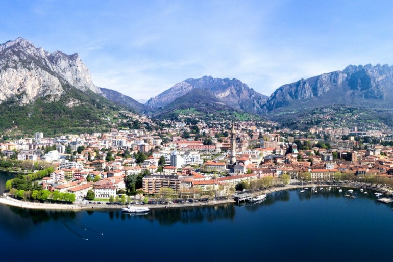 Pohled na město Lecco na břehu jezera Lago di Como
