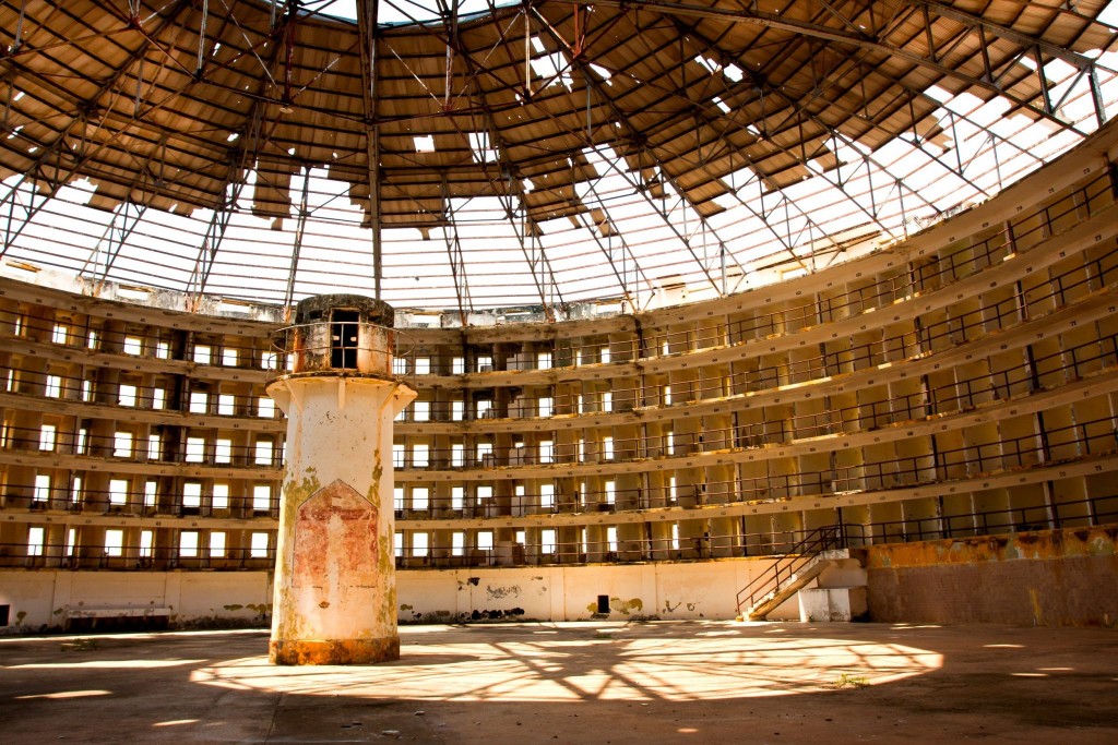 Zchátralý interiér věznice Presidio Modelo