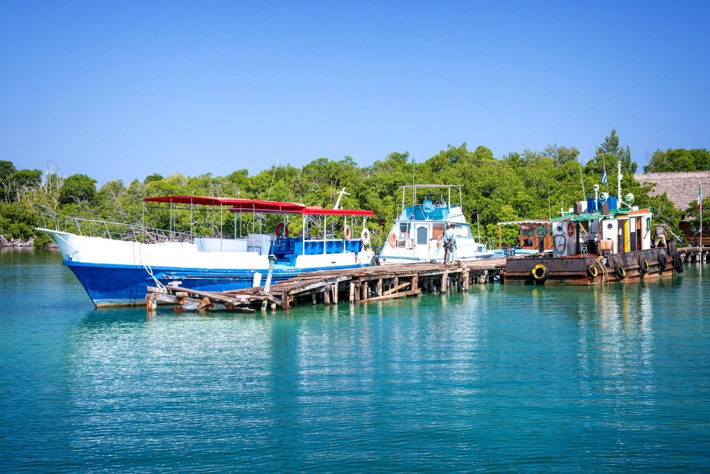 Kotviště lodí na ostrově Cayo Levisa