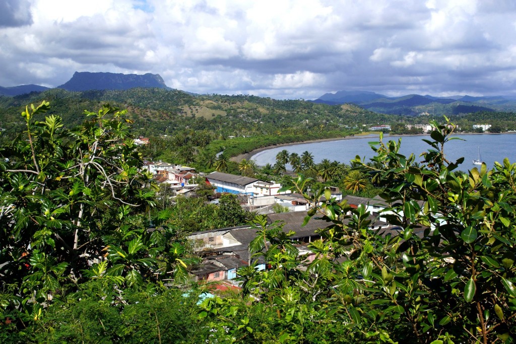 Stolová hora El Yunque se tyčí za městem Baracoa