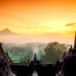 Chrám Borobudur je obklopen sopkami