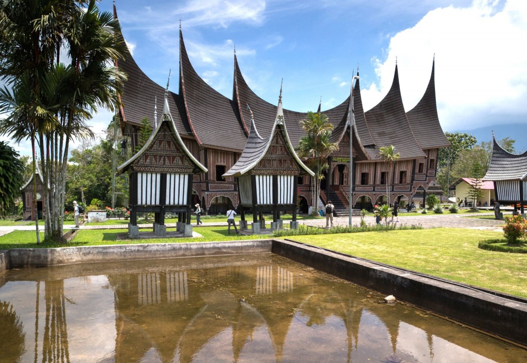 Dům v architektuře Minangkabau ve městě Padang Panjang