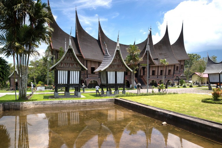 Dům v architektuře Minangkabau ve městě Padang Panjang