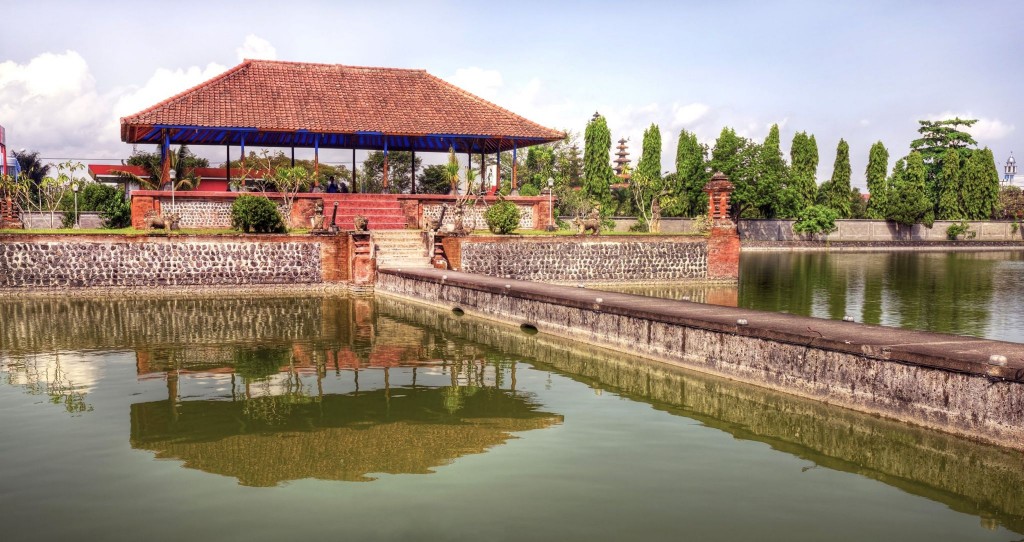 Hinduistický chrám a vodní palác Pura Mayura v Mataramu