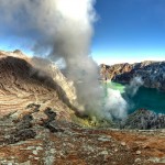 Kráter sopky Gunung Kawah Ijen se sirným jezerem