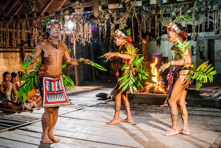 Lidé kmene Mentawaji (Mentavajci) na ostrově Siberut