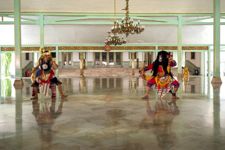 Představení v paláci Kraton Solo ve městě Surakarta