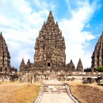 Shivův chrám (uprostřed) v komplexu Prambanan
