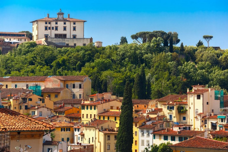 Forte di Belvedere ční nad okolními budovami