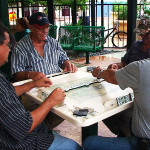 Hraje se na stolcích s mapou Kuby