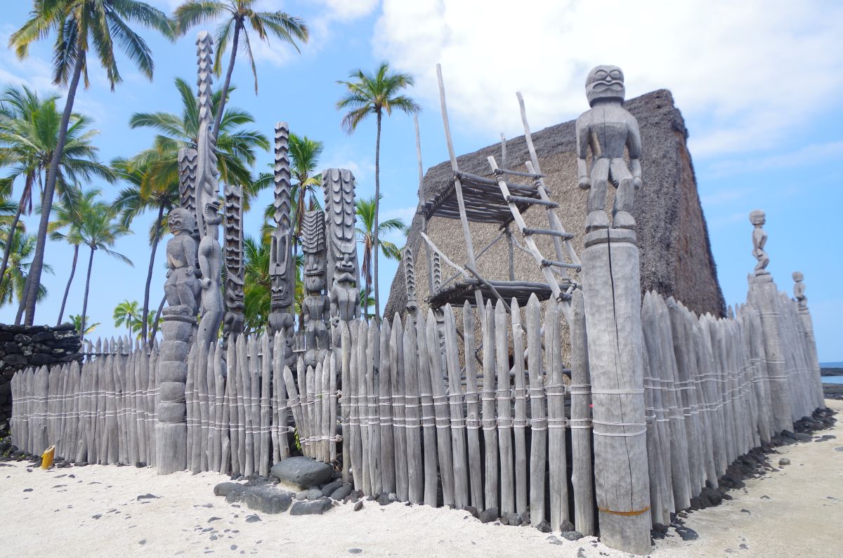 Tradiční havajské chrámy a sochy