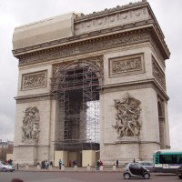 Arc de Triomphe z Av. Des Champs Elysees 