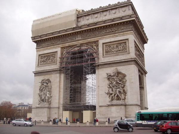 Arc de Triomphe z Av. Des Champs Elysees